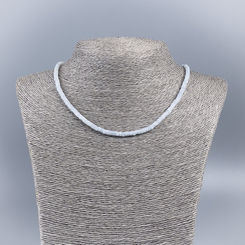 Naszyjnik-choker z naturalnej masy perłowej (tonowany) biały, chłodny, gładki rondel o wymiarach 4×2 mm, długość 48 cm