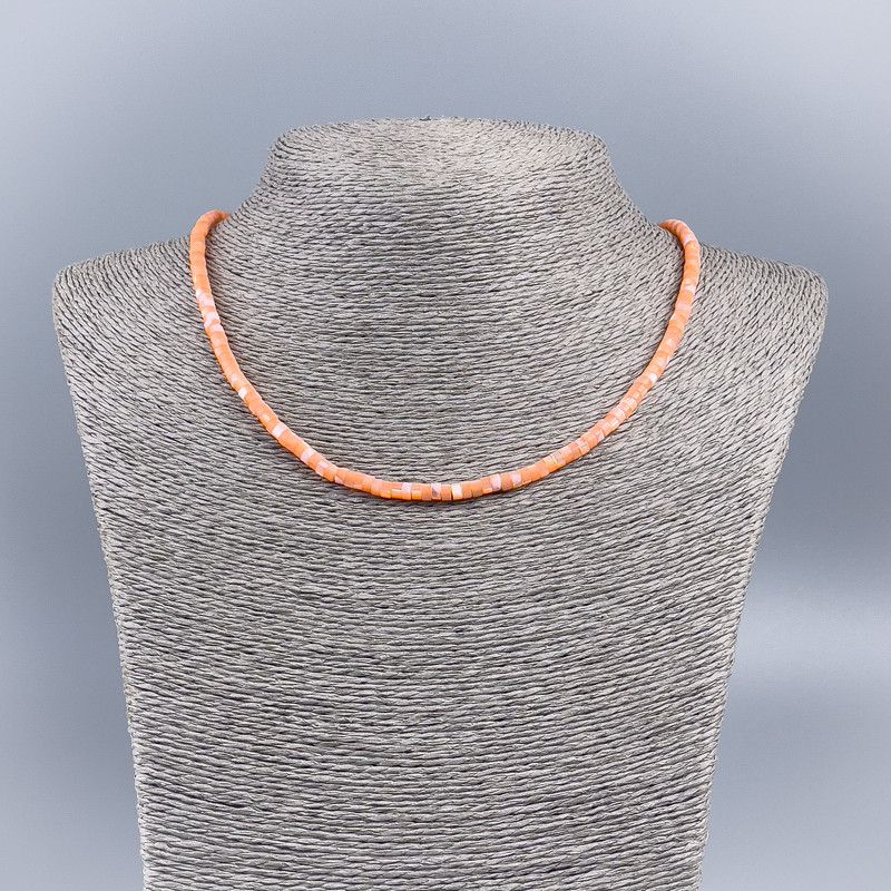 Naszyjnik-choker z naturalnej masy perłowej (tonowany) w odcieniu marchewkowym, gładkie rondelki o średnicy około 4×2 mm, długość około 48 cm