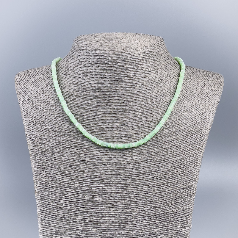 Naszyjnik-choker z naturalnej masy perłowej (tonowany) miętowy, gładki rondel o średnicy 4×2 mm, długość 48 cm