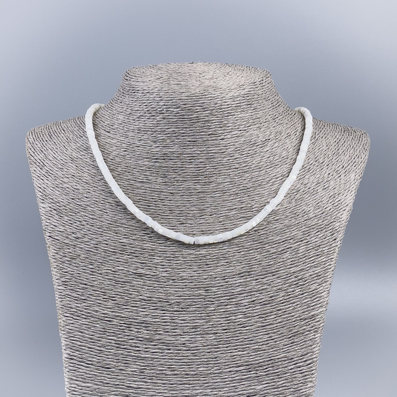 Naszyjnik-choker z naturalnej masy perłowej (tonowana), biało-mleczny gładki rondel o średnicy 4×2 mm, długość 48 cm