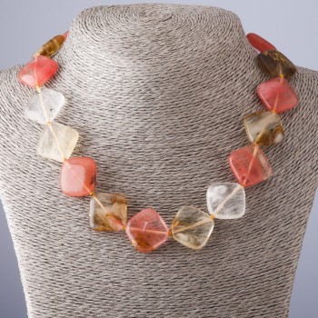 Naszyjnik z chalcedonu w kształcie rombu, długość 45 cm, średnica 20×20 mm