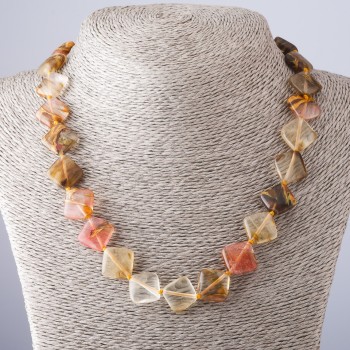 Naszyjnik z chalcedonu w kształcie rombu, długość 47 cm, średnica 14×14 mm