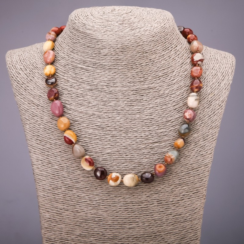 Naszyjnik z naturalnego kamienia — jaspis mookaite, polerowany, koraliki 8×13 mm, długość 48 cm