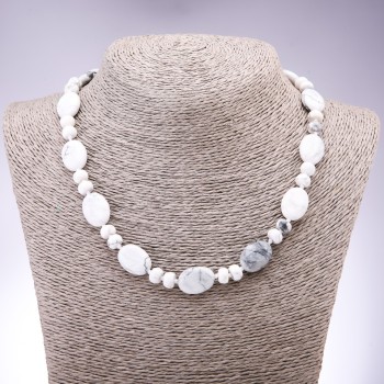 Naszyjnik z naturalnego howlit w płaskim owalnym kształcie, wymiary 13×18 mm, rondele 9×6 mm, długość 45 cm