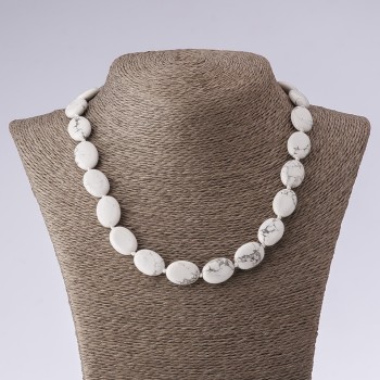 Naszyjnik z howlitem, kamień w kształcie owalnym, długość 45 cm, rozmiar 13×18 mm