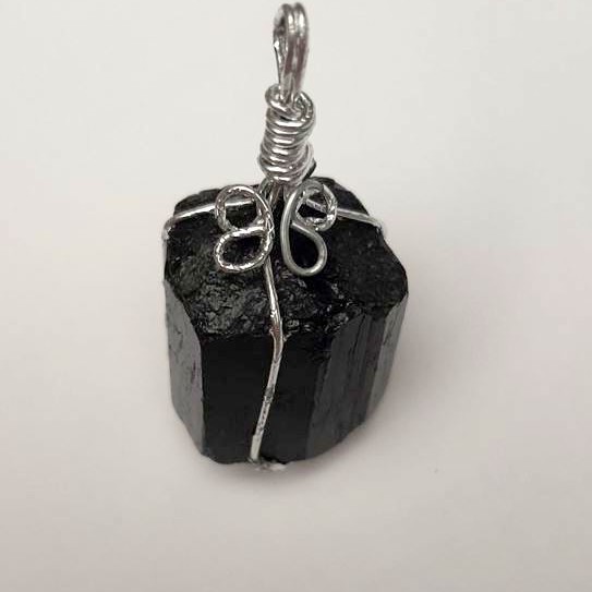 Wisiorek z naturalnego kamienia Turmalin Sherl 27×16 mm ± oprawa srebrzysta, kształt może się różnić