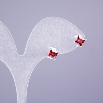 Kolczyki sztyftowe Xuping z rodowym pokryciem, z czerwonym kamieniem, kwadrat 5×5 mm, długość 16 mm