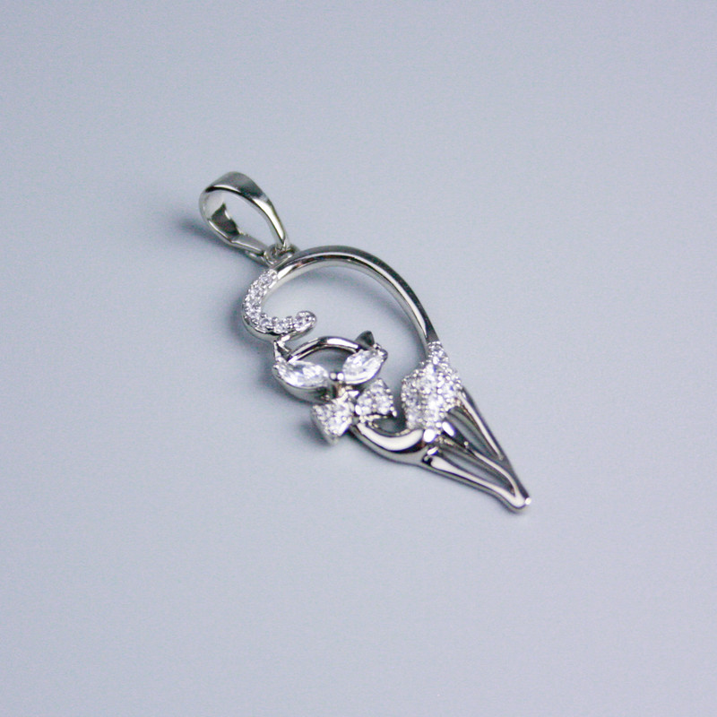 Wisiorek Xuping rodowany „Kotka” z białymi cyrkoniami 27x13 mm+