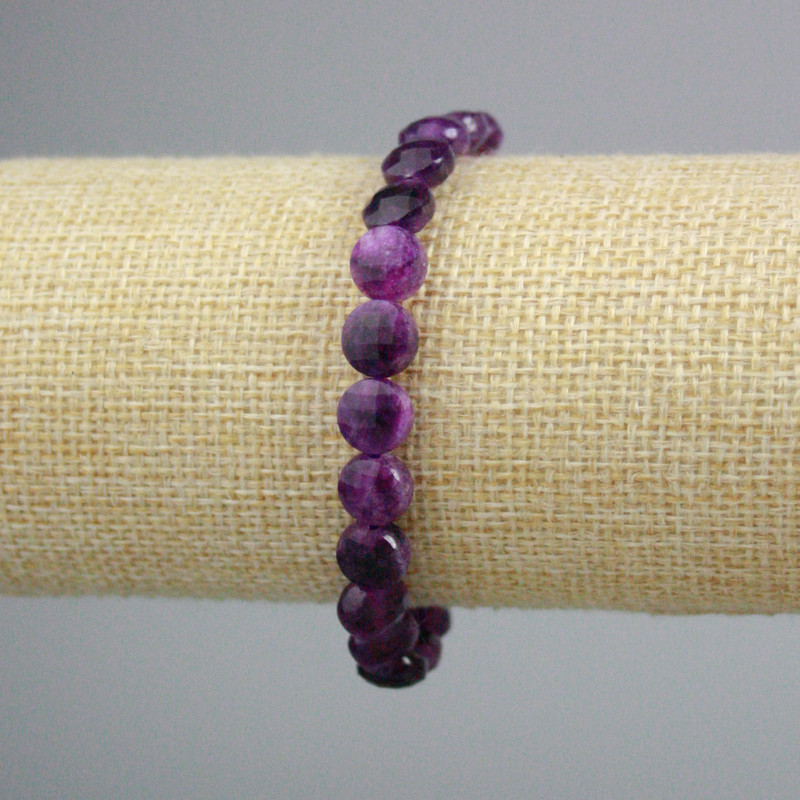 Bransoletka z sugilitą, szlifowane monetki, średnica 8,5 mm, długość 18 cm (rozciągliwa)