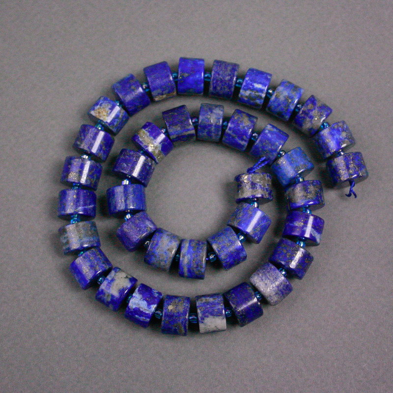 Koraliki z lazurytu rondelle, średnica 12×8 mm, z drobnymi koralikami o średnicy 2 mm, długość 39 cm.