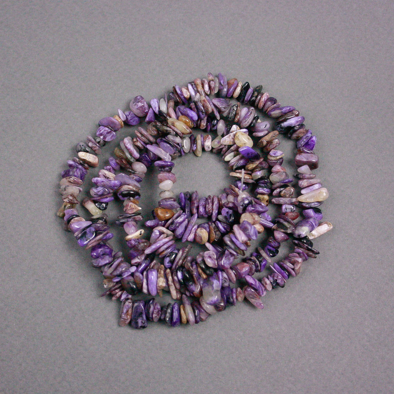 Koraliki z charoitu na żyłce, drobne kawałki, średnica 11×6×4 mm, długość około 80 cm