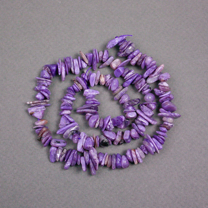 Koraliki na nici z charoit, naturalny kamień, drobinki, średnica ok. 8×3 mm, długość ok. 40 cm
