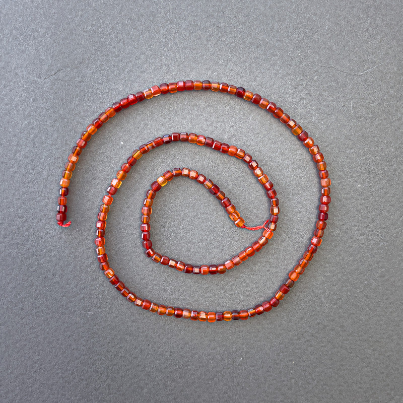 Koraliki z karneolu na nitce, naturalny kamień, kostkowy kształt, średnica 2,5×2,5 mm, długość 39 cm