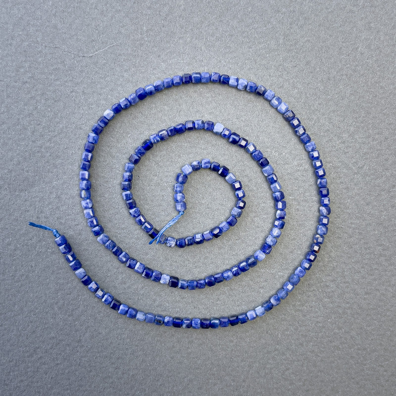 Koraliki z sodalitu naturalnego na nitce, w kształcie kostki, wymiar 2,5×2,5 mm, długość 39 cm