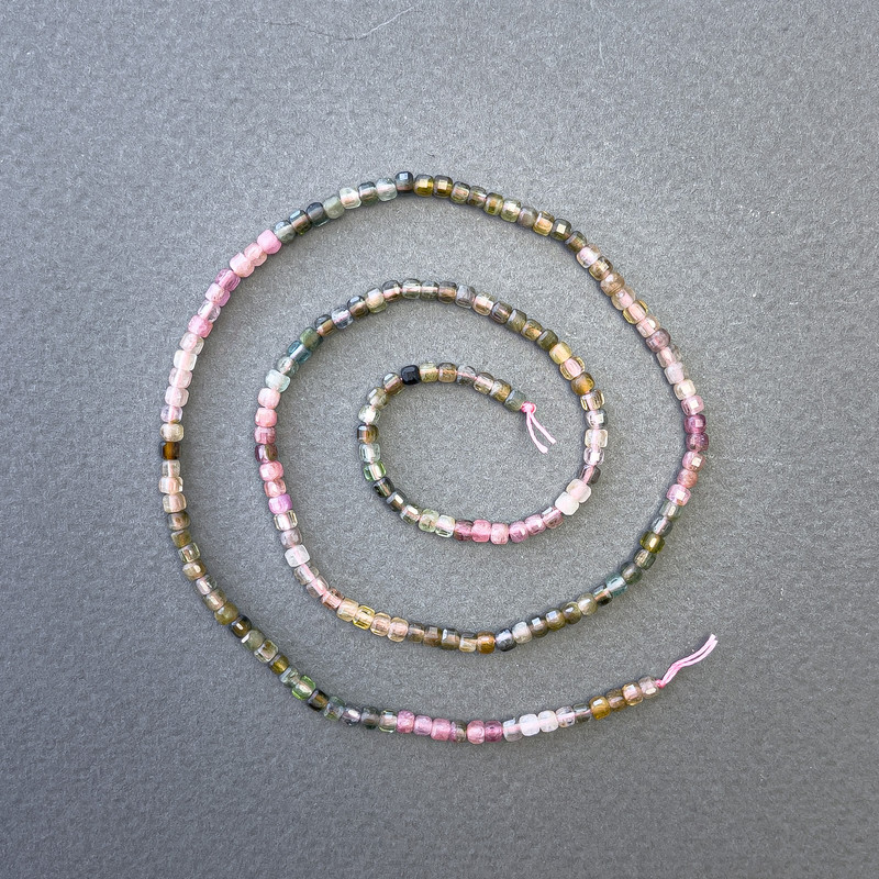 Koraliki na nici z turmalinu – asortyment naturalnych kamieni, kostki o wymiarach 2,5×2,5 mm, długość 39 cm