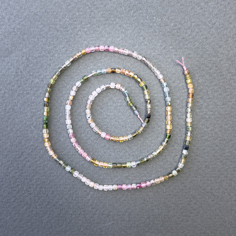 Koraliki na nitce z turmalinu – asortyment kamieni naturalnych, kostki, średnica 2×2 mm, długość 40 cm