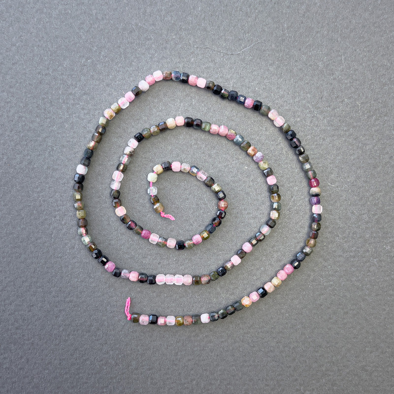 Koraliki na nitce z turmalinu – asortyment turmalinowy, kamień naturalny, kubiczny, średnica 2,5×2,5 mm, długość 39 cm