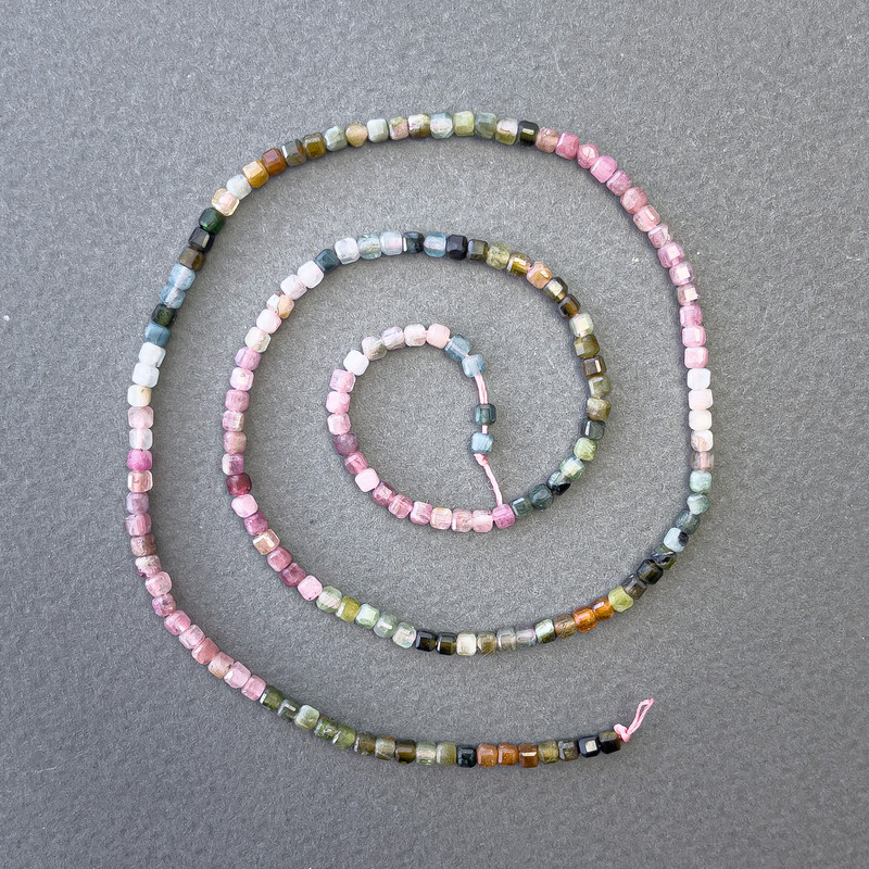 Koraliki turmalin – kostkowe, 2,4×2,4 mm, naturalne