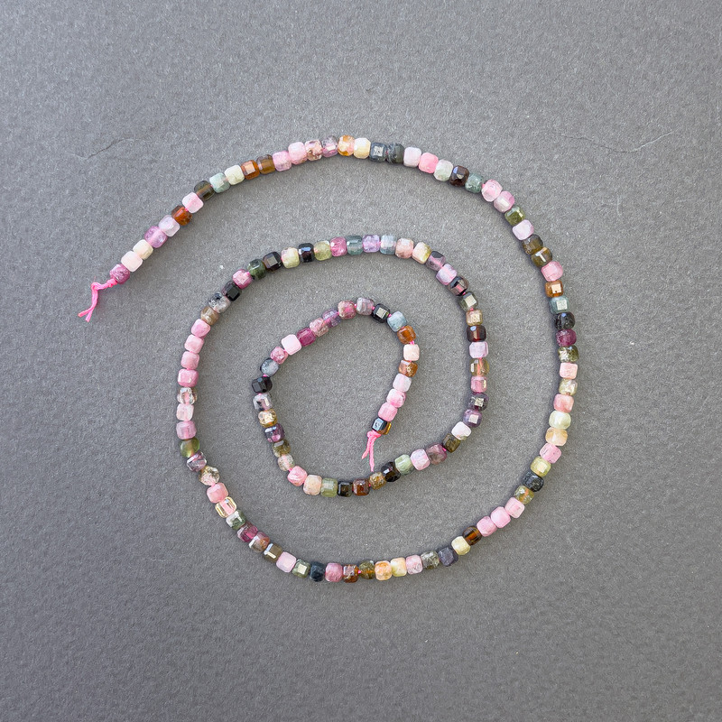 Koraliki z turmalinu na nitce, asortyment kostek 2,8 mm, długość 40 cm