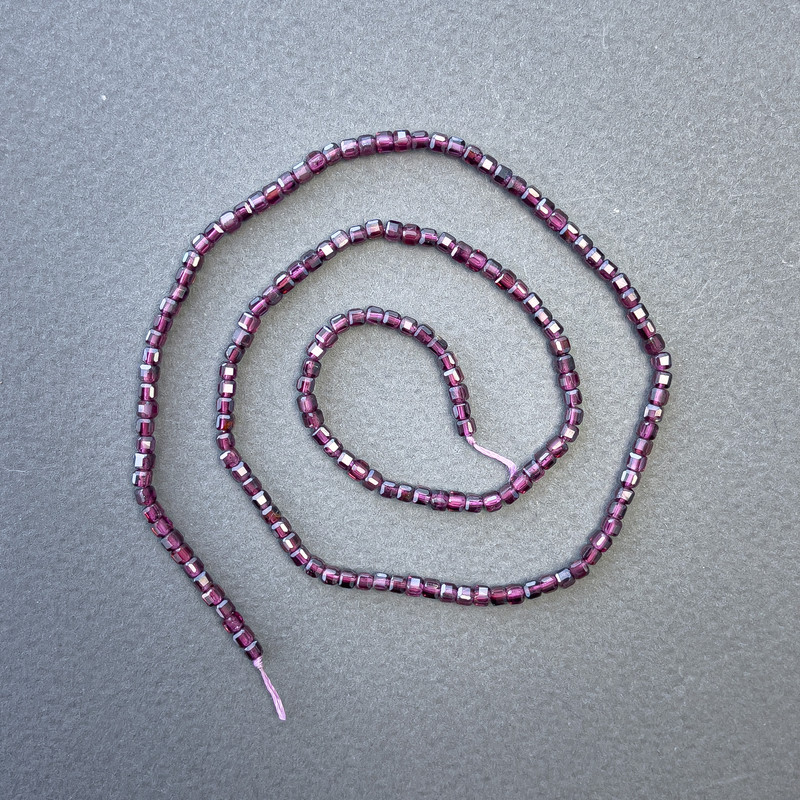 Koraliki na nitce z turmalinu, naturalny kamień, kostki sześcienne, wymiar 2,5×2,5 mm, długość 39 cm
