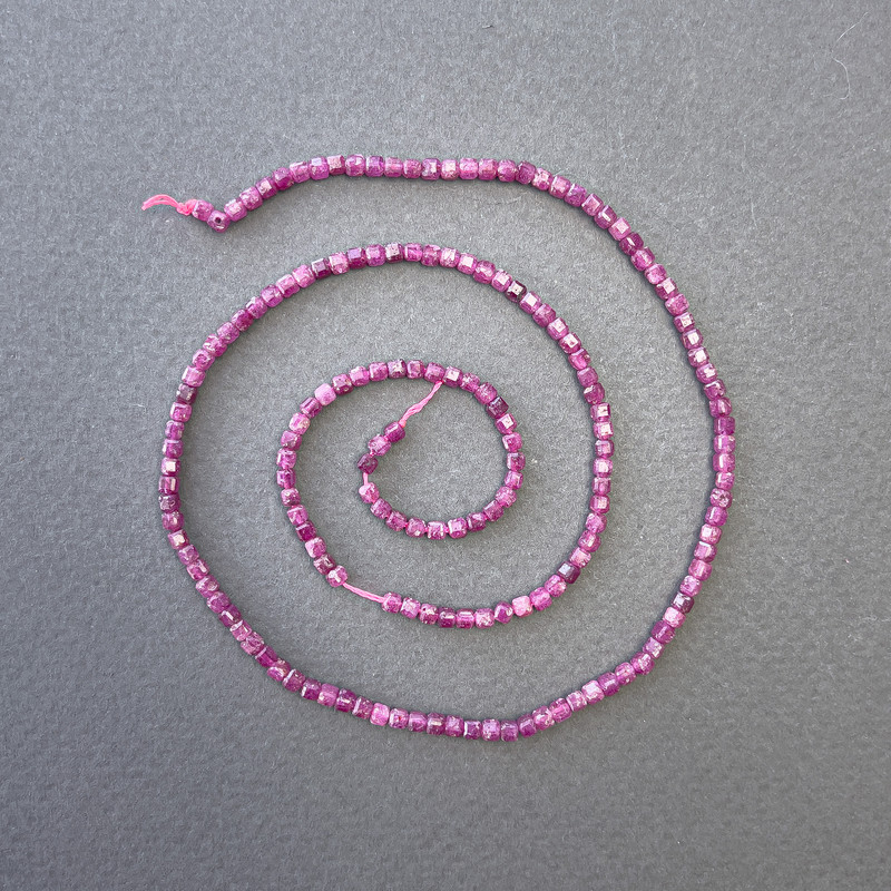 Koraliki rubinowe na nitce, naturalny kamień, kostka, średnica 2×2 mm, długość około 39 cm