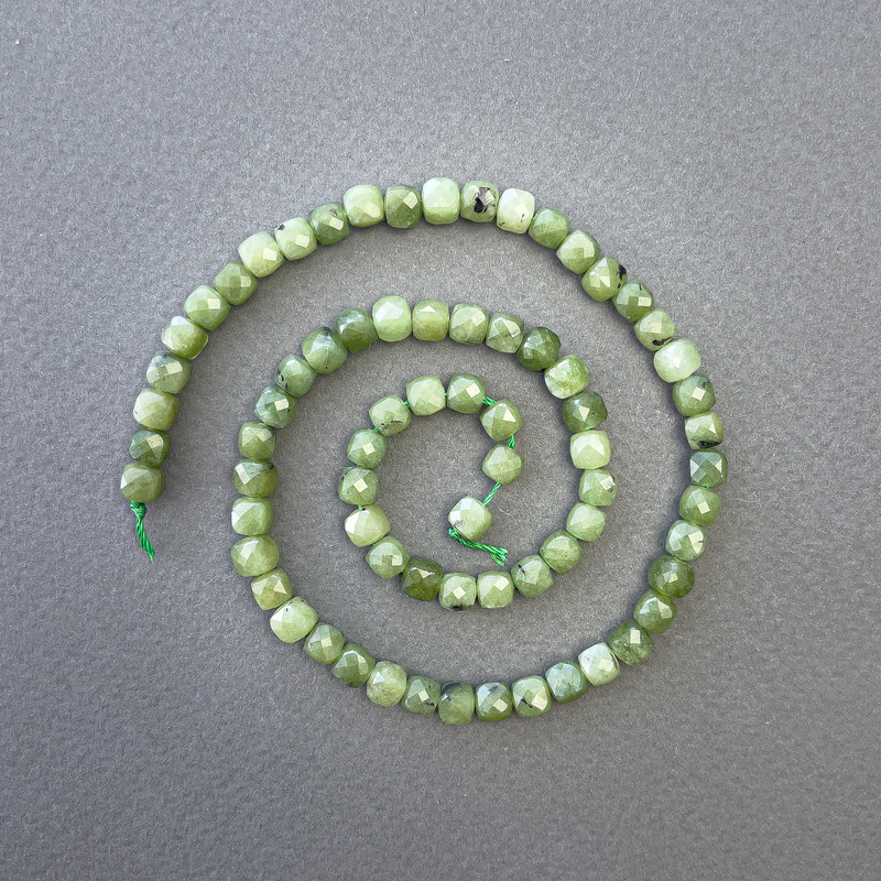 Koraliki z jadeitu – naturalny kamień, fasetowane kostki o wymiarach 5×5 mm, długość około 38 cm na nici
