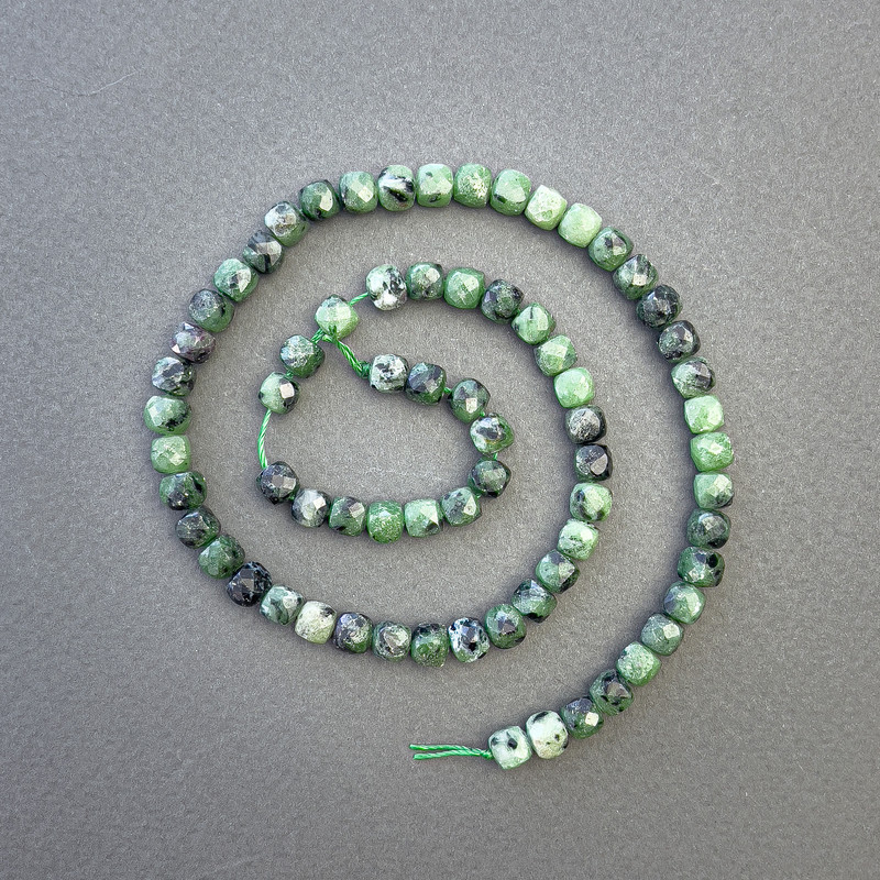 Koraliki zozytu naturalnego, fasetowane w formie sześcianów, średnica 5×5 mm, długość 38 cm na nitce