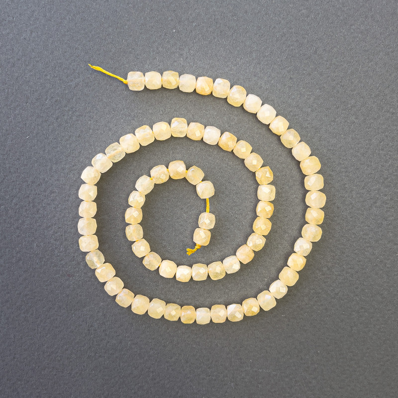 Koraliki cytrynowe z naturalnego kamienia, fasetowane kostki — wymiary 5×5 mm, długość ok. 39 cm, na nitce