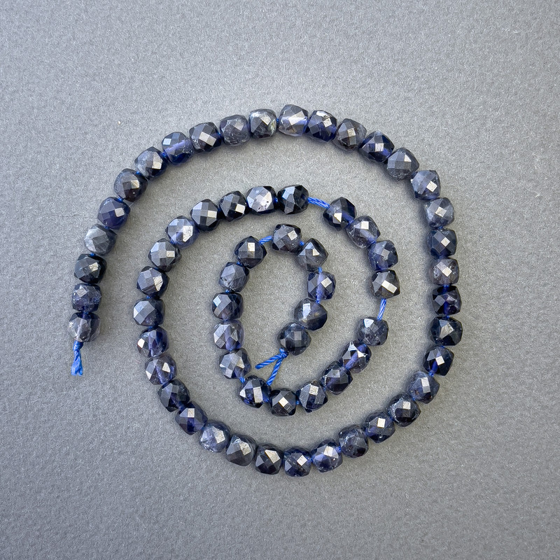 Koraliki z iolitu, naturalny kamień, fasetowane sześciany, średnica 6×6 mm, długość około 39 cm, na nici