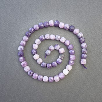 Koraliki z lepidolitu naturalnego, fasetowane kostki 7×7 mm, długość nici około 39 cm