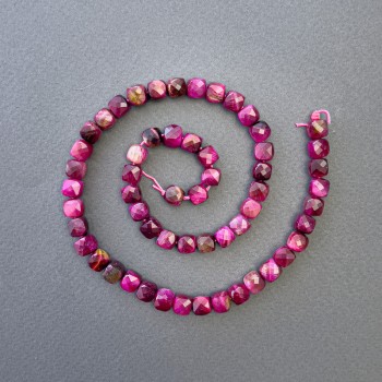 Koraliki malinowego tygrysiego oka tonowane, naturalny kamień, kostki fasetowane, średnica 7×7 mm, długość około 39 cm, na nici