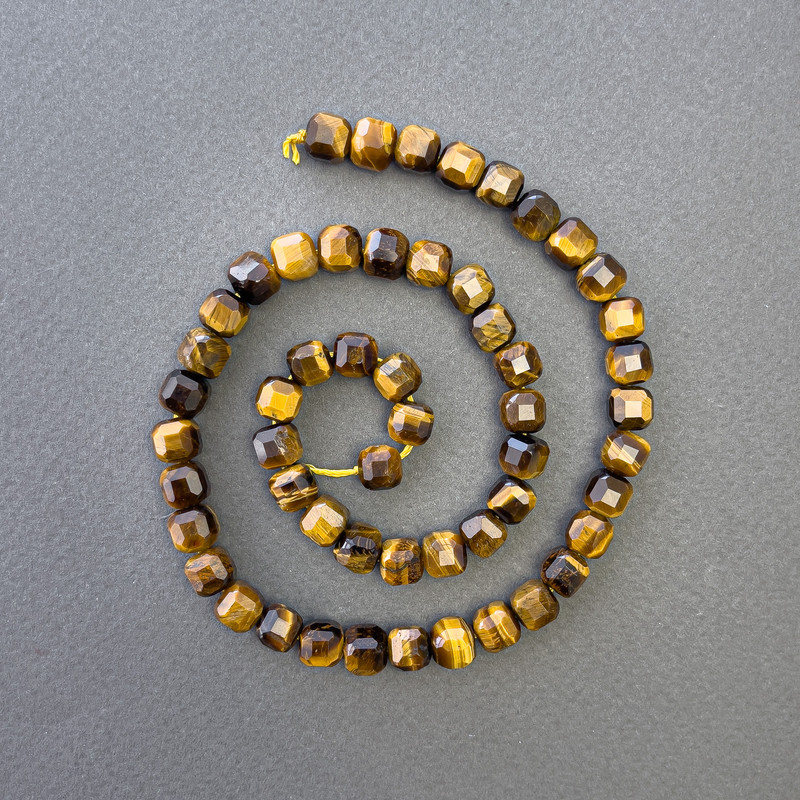 Koraliki z tygrysiego oka, naturalny kamień, fasetowane sześciany, średnica 7×7 mm ±, długość 39 cm ±, na nici
