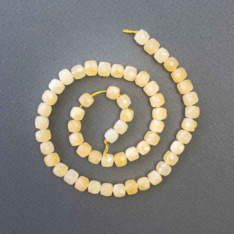 Koraliki cytrynowe z naturalnego kamienia, fasetowane kostki o wymiarach 7×7 mm, długość około 39 cm, na nici