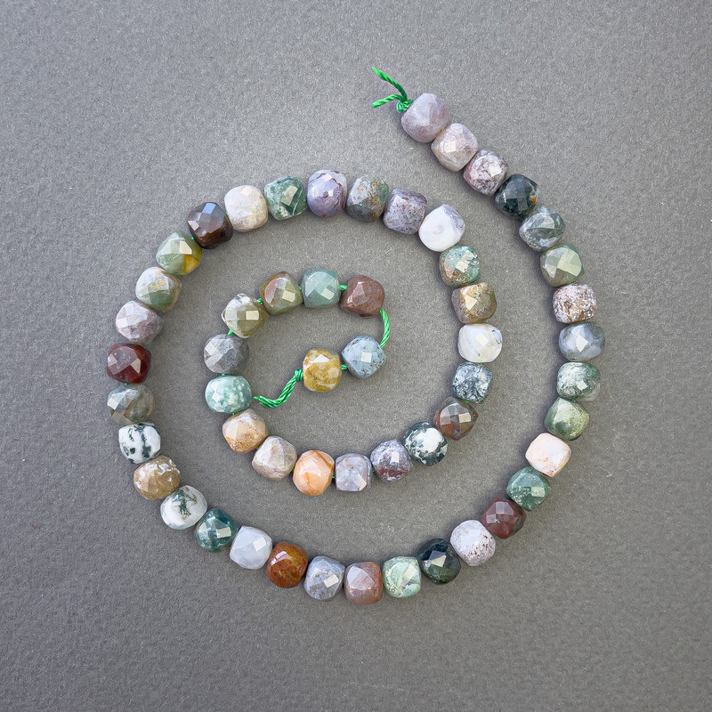 Koraliki z zielonego jaspisu, naturalny kamień, fasetowane kostki 7×7 mm, długość 39 cm na nitce