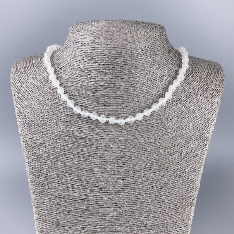 Naszyjnik z białego kwarcu (sztuczny akryl) – gładka kulka, średnica 6,5 mm, długość 47 cm