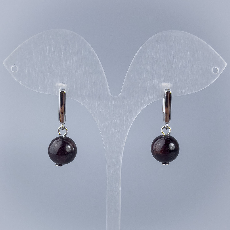 Kolczyki z granatem – gładka kula, 8,5 mm +/- długość 28 mm, zapięcie angielskie