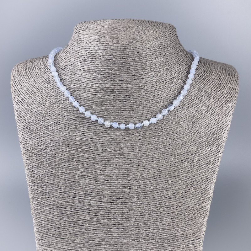 Naszyjnik z agatu (niebieski chalcedon) szlifowany kubik, wymiary około 4×4 mm, długość 51 cm