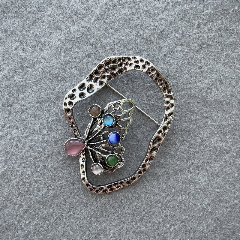 Broszka Motyl — kolorowe kocie oko, srebrny metal, 55×43 mm