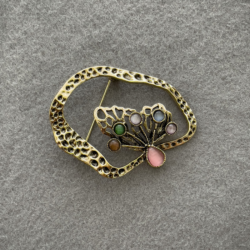 Broszka Motyl – różnokolorowe kocie oko, metal złocisty, 55×43 mm+