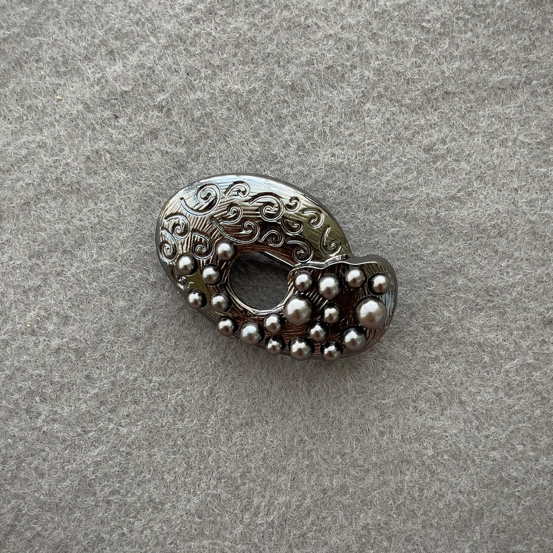 Broszka Akcent z szarymi „perłami”, ciemnosrebrny metal 40×25 mm +