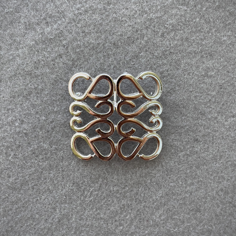Broszka Akcent – srebrny metal 40×40 mm +