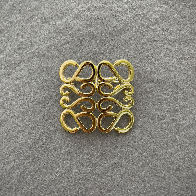 Broszka Akcent z złocistego metalu 40×40 mm +