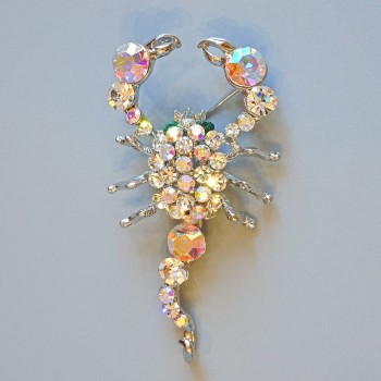 Broszka Skorpion z białymi i zielonymi kryształami, ze srebrnego metalu 70×37 mm+