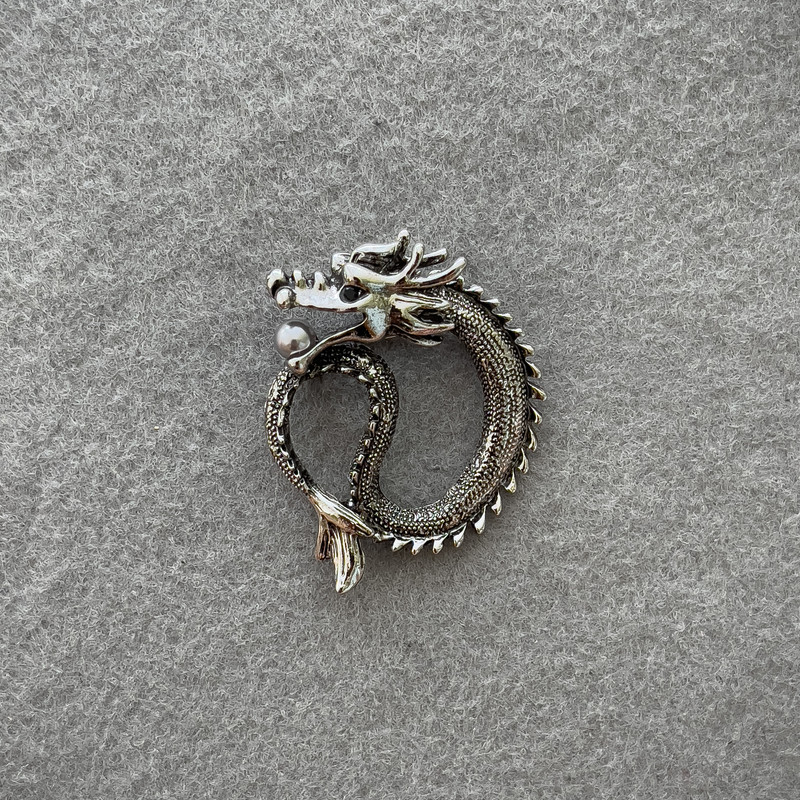 Broszka-wisiorek Smok z perłą, metal srebrny, 40×34 mm +