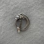 Broszka-wisiorek Smok z perłą, metal srebrny, 40×34 mm +