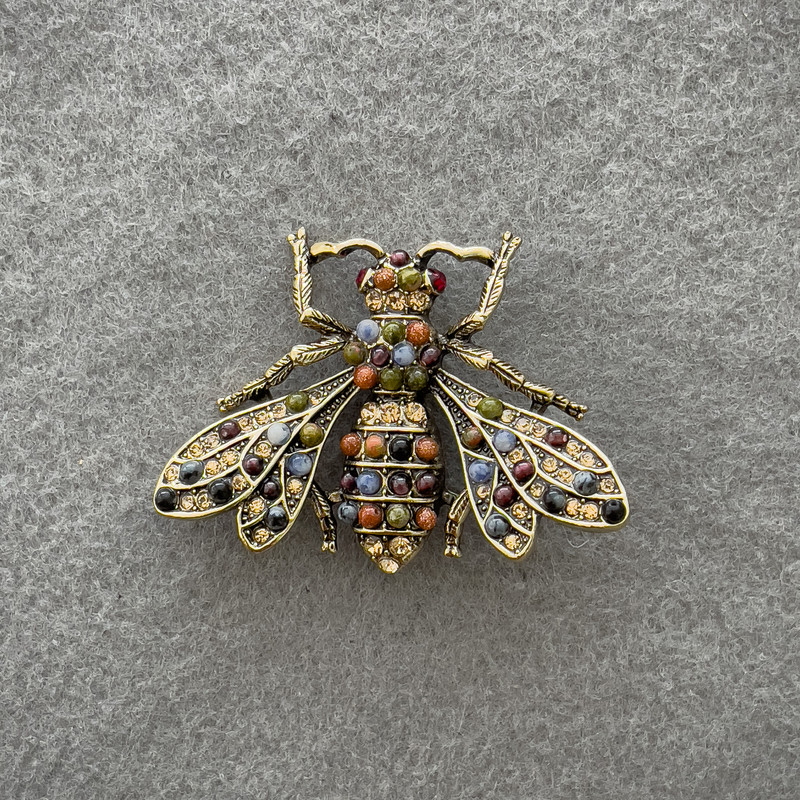 Broszka w kształcie motyla z cyrkonami i różnorodnymi kamieniami, metal złocisty, 49×38 mm+