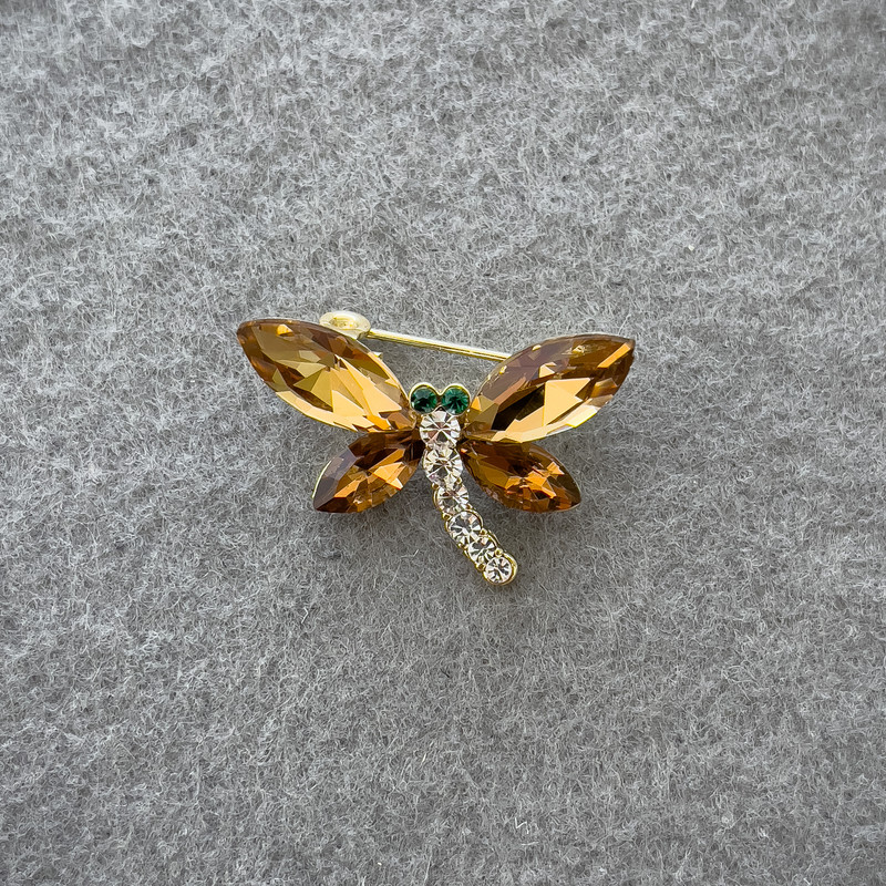 Broszka motyl z żółtymi i białymi kryształami, wykonana ze złotego metalu, 20×28 mm+
