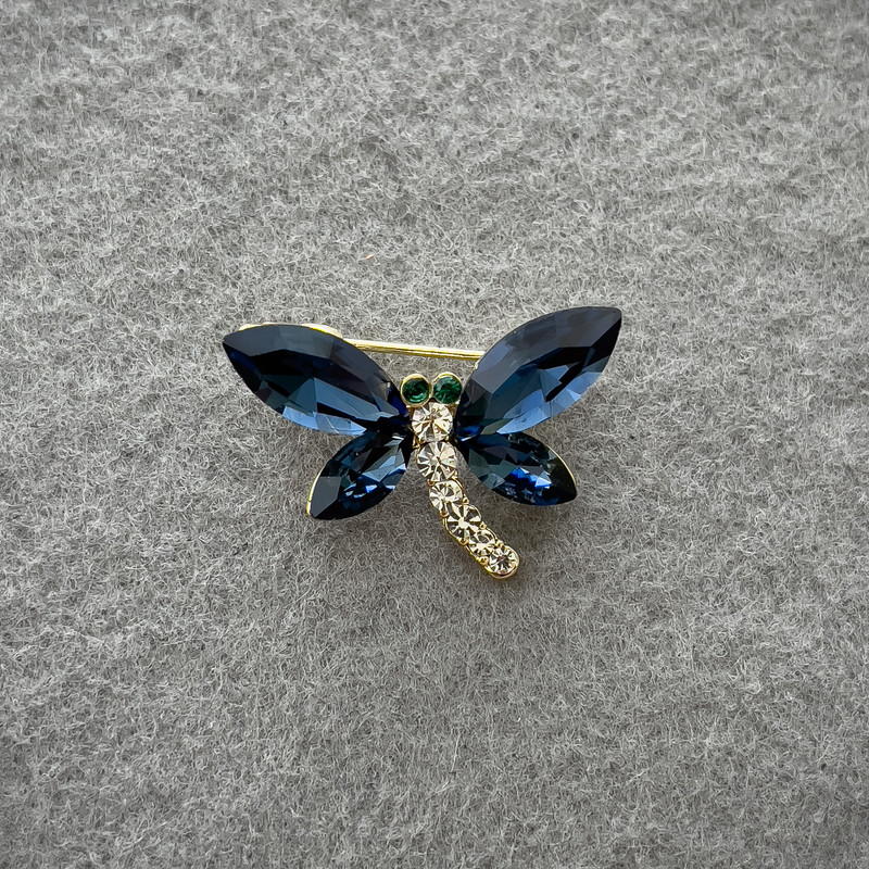 Broszka motyl z niebieskimi i białymi kryształami, złoty metal 20×28 mm+