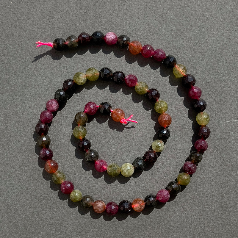 Koraliki z turmalinu – naturalny kamień, fasetowane kulki, średnica 6 mm ±, długość 39 cm ±, na nitce