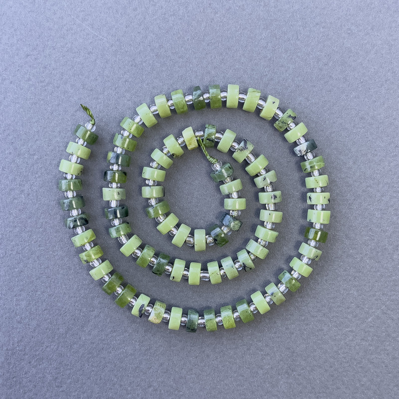 Koraliki jadeitu kanadyjskiego – naturalny kamień, dyski na nitce, średnica 6×3 mm, długość około 39 cm, z koralikami 3×2 mm